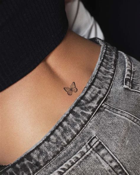 Tatuajes femeninos en costillas